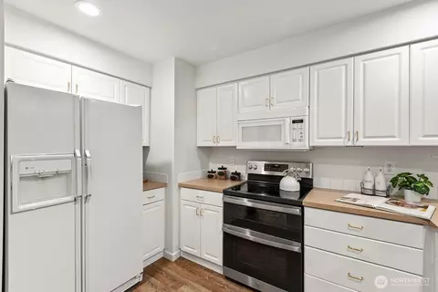 Kitchen - 21616 9th Ave SE #C105, Bothell, WA 98021 photo 3 of 5