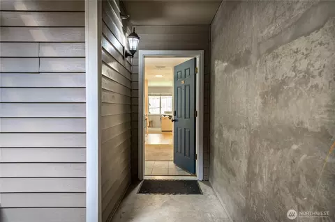 Entry Way - 901 E Marine View Dr #305, Everett, WA 98201 photo 7 of 7