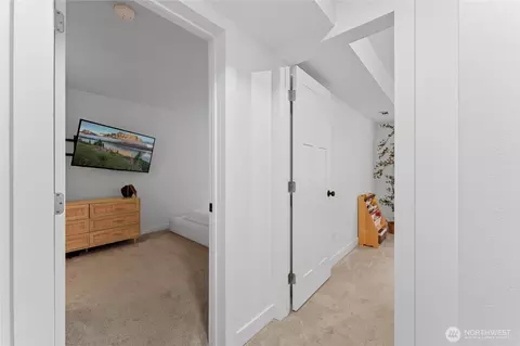 Entry Way - 901 E Marine View Dr #305, Everett, WA 98201 photo 5 of 7
