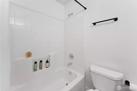 Bath - 901 E Marine View Dr #305, Everett, WA 98201 photo 2 of 3
