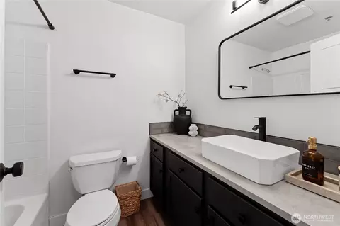 Bath - 901 E Marine View Dr #305, Everett, WA 98201 photo 1 of 3