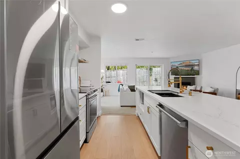 Kitchen - 901 E Marine View Dr #305, Everett, WA 98201 photo 5 of 6