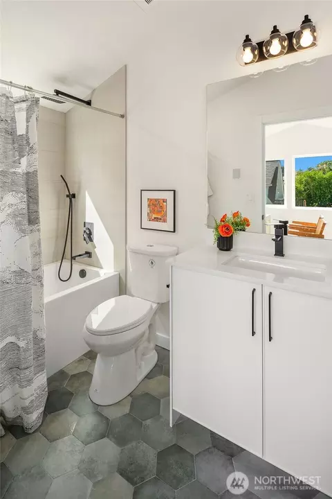 Bath - 908 29th Ave, Seattle, WA 98122 photo 3 of 3