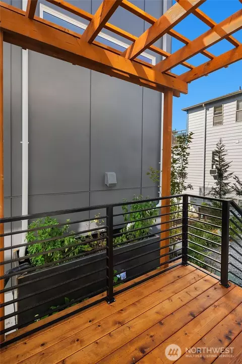 Exterior - 908 29th Ave, Seattle, WA 98122 photo 2 of 4