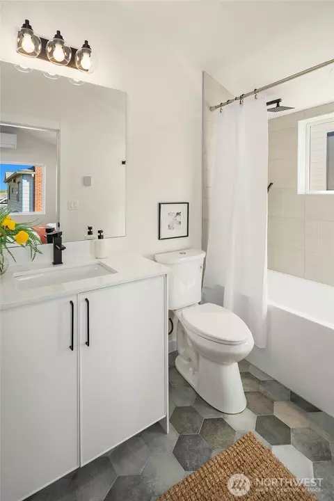 Bath - 908 29th Ave, Seattle, WA 98122 photo 2 of 3