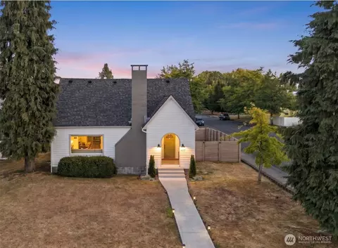 617 E St, Blaine, WA 98230