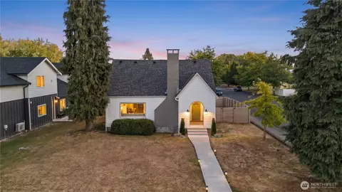 617 E St, Blaine, WA 98230