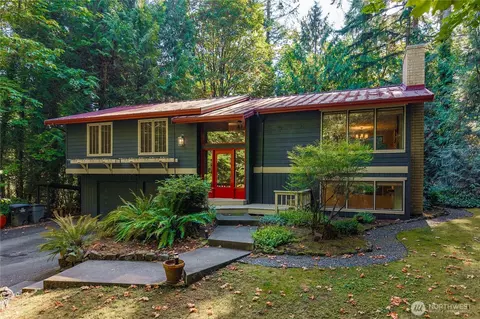 8051 NE Paulanna Ln, Bainbridge Island, WA 98110