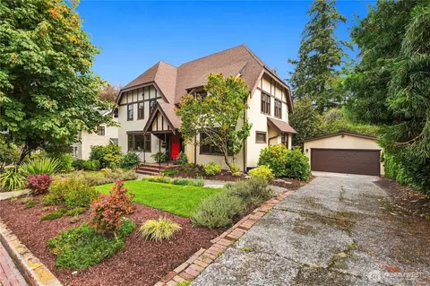 15 Orchard Rd, Tacoma, WA 98406