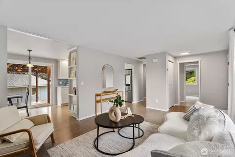 Living - 908 116th St SW, Everett, WA 98204 photo 2 of 5