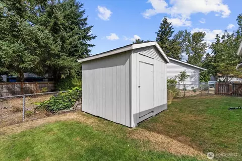 Exterior - 908 116th St SW, Everett, WA 98204 photo 5 of 8