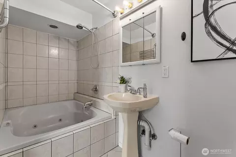 Bath - 908 116th St SW, Everett, WA 98204 photo 1 of 2