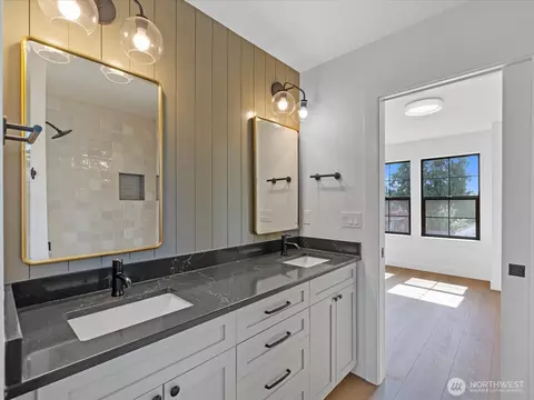 Bath - 2815 25th St #C, Everett, WA 98201 photo 2 of 3