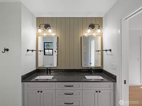 Bath - 2815 25th St #C, Everett, WA 98201 photo 3 of 3