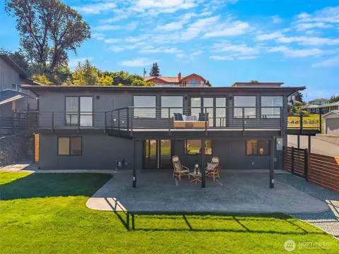 619 38th St, Anacortes, WA 98221
