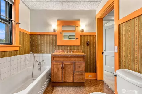 Bath - 1235 Isaacs Ave, Walla Walla, WA 99362 photo 2 of 3