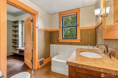 Bath - 1235 Isaacs Ave, Walla Walla, WA 99362 photo 1 of 3