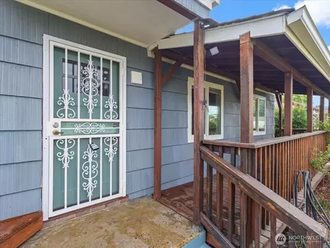 Exterior - 324 28th Ave, Longview, WA 98632 photo 4 of 11