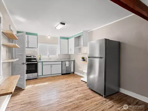 Kitchen - 324 28th Ave, Longview, WA 98632 photo 1 of 2
