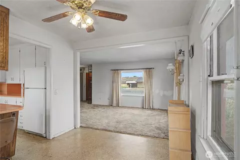 Living - 1102 Dobson Rd E, Odessa, WA 99159 photo 4 of 9