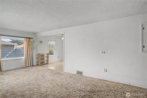 Living - 1102 Dobson Rd E, Odessa, WA 99159 photo 2 of 9