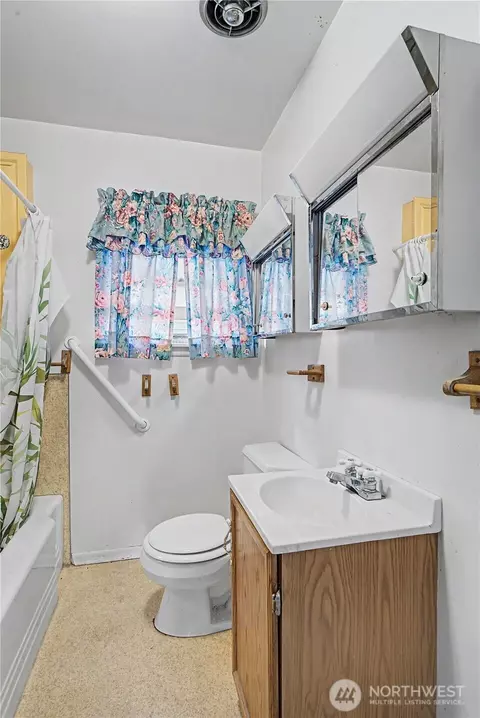 Bath - 1102 Dobson Rd E, Odessa, WA 99159 photo 1 of 2