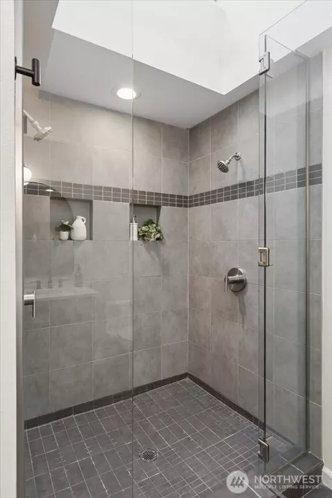 Bath - 11707 NE 166th Ct, Bothell, WA 98011 photo 3 of 5
