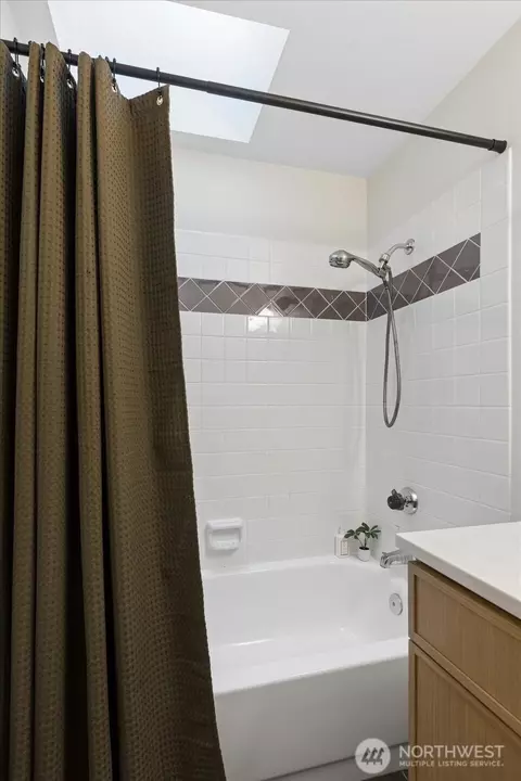 Bath - 11707 NE 166th Ct, Bothell, WA 98011 photo 5 of 5