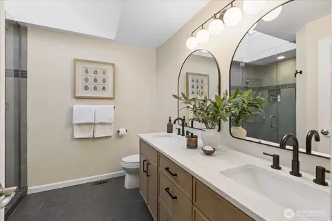 Bath - 11707 NE 166th Ct, Bothell, WA 98011 photo 2 of 5