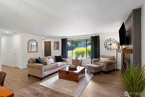 Living - 4807 Bayview Ln, Everett, WA 98203 photo 3 of 4