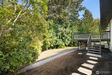 Exterior - 4807 Bayview Ln, Everett, WA 98203 photo 8 of 14