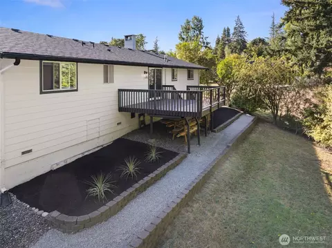 Exterior - 4807 Bayview Ln, Everett, WA 98203 photo 4 of 14