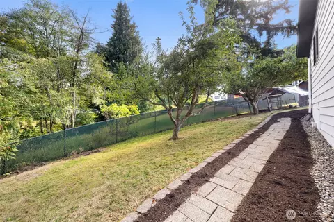 Exterior - 4807 Bayview Ln, Everett, WA 98203 photo 10 of 14