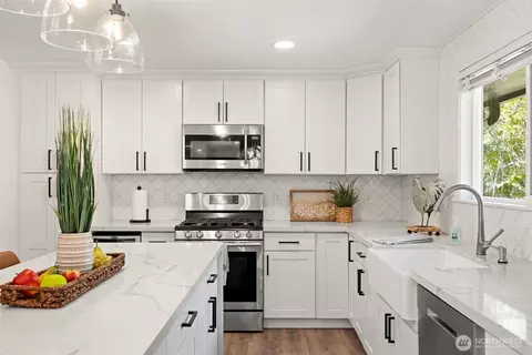 Kitchen - 4807 Bayview Ln, Everett, WA 98203 photo 2 of 4