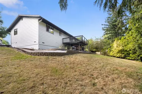 Exterior - 4807 Bayview Ln, Everett, WA 98203 photo 9 of 14