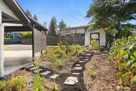 Exterior - 4807 Bayview Ln, Everett, WA 98203 photo 6 of 14