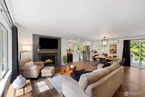 Living - 4807 Bayview Ln, Everett, WA 98203 photo 1 of 4