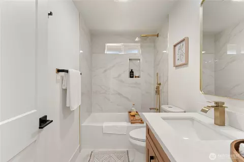 Bath - 803 240th St SE, Bothell, WA 98021 photo 4 of 6
