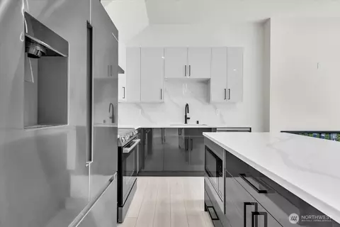 7005 NE 182nd St #102, Kenmore, WA 98028