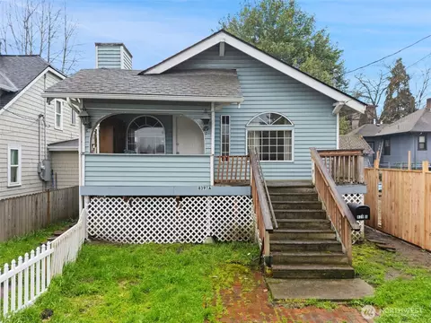 839 10th St, Bremerton, WA 98337
