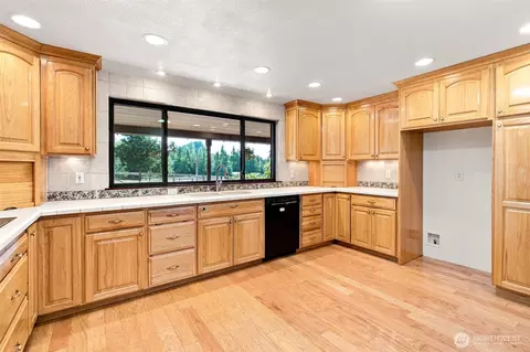 Kitchen - 41328 305th Ave SE, Enumclaw, WA 98022 photo 3 of 3