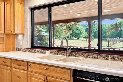 Kitchen - 41328 305th Ave SE, Enumclaw, WA 98022 photo 1 of 3