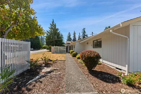 2104 SE 7th St, Puyallup, WA 98372