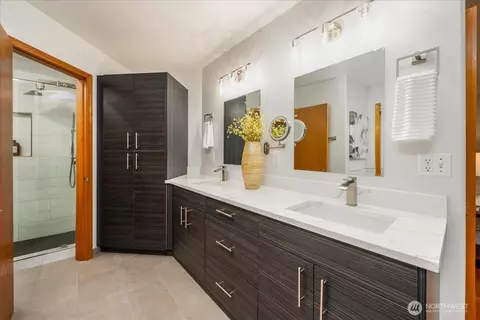 Bath - 4901 Fowler Ave, Everett, WA 98203 photo 3 of 8