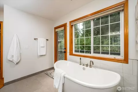 Bath - 4901 Fowler Ave, Everett, WA 98203 photo 5 of 8
