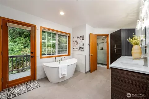 Bath - 4901 Fowler Ave, Everett, WA 98203 photo 1 of 8