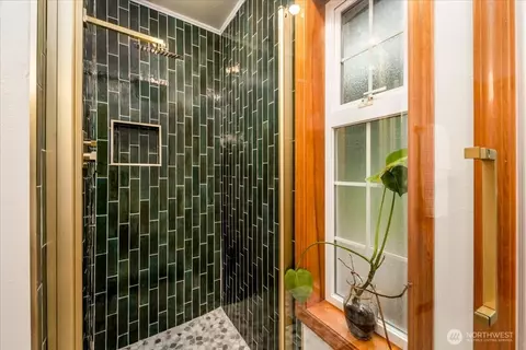 Bath - 4901 Fowler Ave, Everett, WA 98203 photo 7 of 8