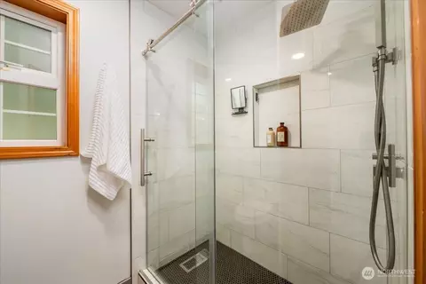 Bath - 4901 Fowler Ave, Everett, WA 98203 photo 4 of 8