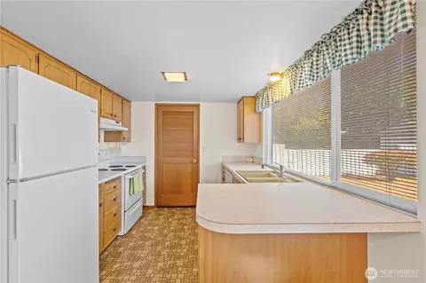 Kitchen - 19421 Aurora Dr E, Spanaway, WA 98387 photo 2 of 3