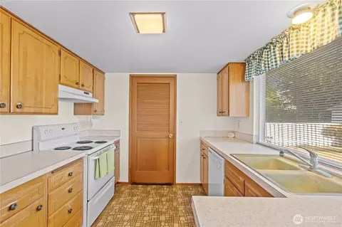 Kitchen - 19421 Aurora Dr E, Spanaway, WA 98387 photo 3 of 3